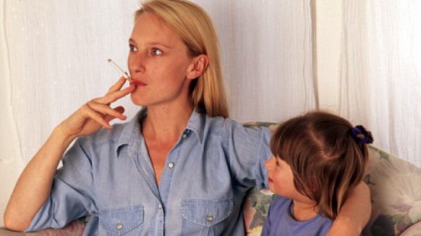 Родители могут быть оштрафованы за курение при детях