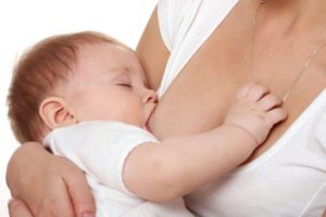 Кормление грудью младенца
