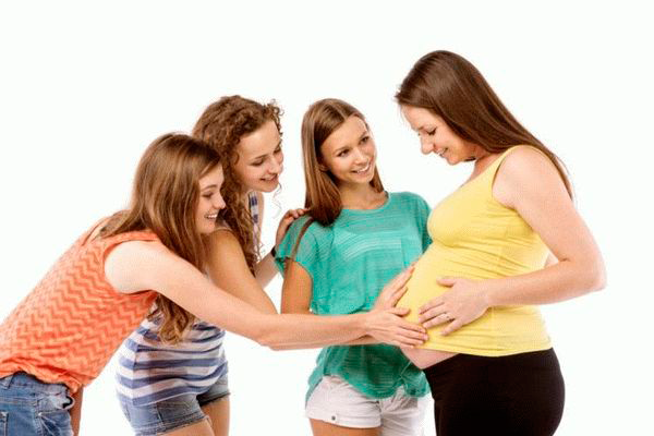 Примета о прикосновении к животу беременной для обретения собственной беременности