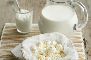 Употреблять жирные молочные продукты 