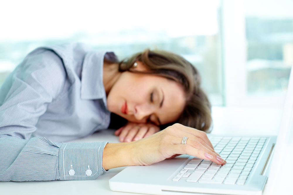 Уставшая женщина над компьютером — Tired woman at a computer