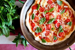 Вкуснейшие диетические рецепты: пп пицца - на выходных гуляем без угрызений совести! Бонус: таблицы калорийности обычной
