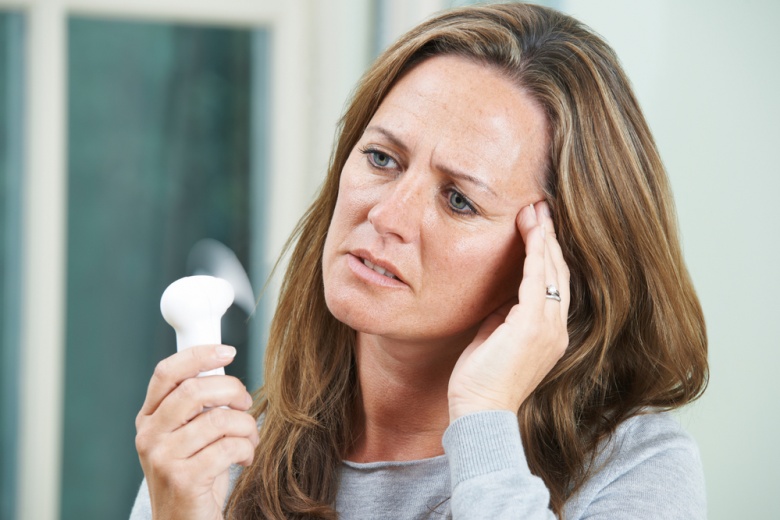 Климакс у женщин: симптомы, возраст и лечение