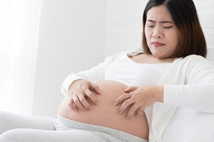 чешется живот во время беременности
