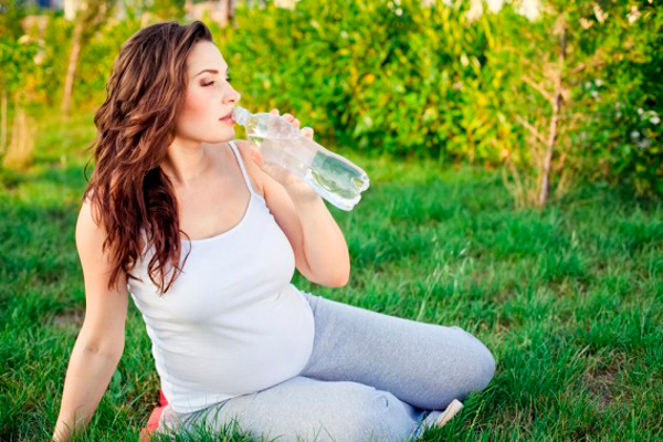 Питье воды в жаркую погоду во период беременности