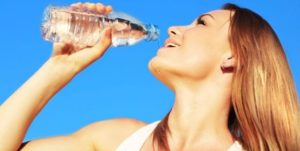Пить негазированную минеральную воду