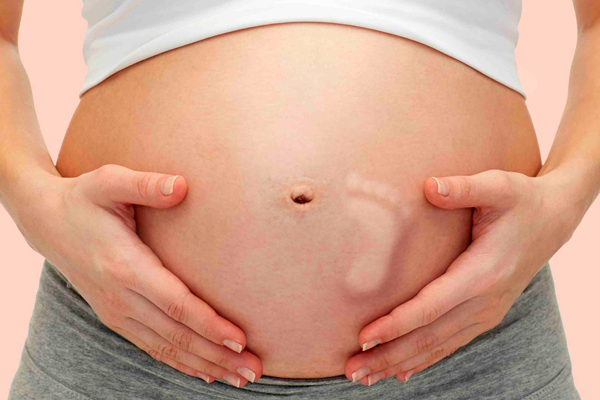 Ощущение шевеления плода в животе беременной женщины