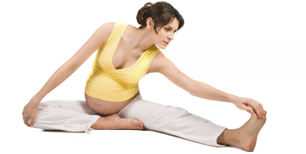 беременная женщина делает гимнастику