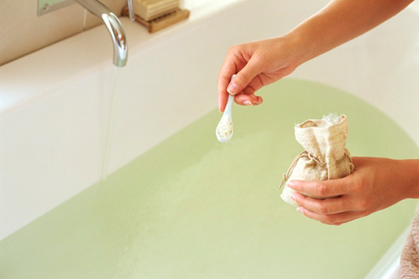 Прием солевой ванны для устранения боли в яичниках