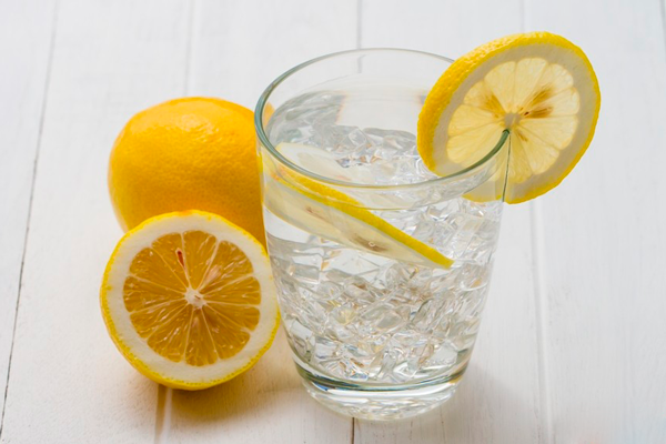 Стакан воды с лимоном в помощь при токсикозе