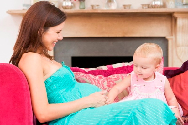 Осторожные поглаживания живота беременной маленькими детьми