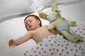 Ребенок спит с игрушкой